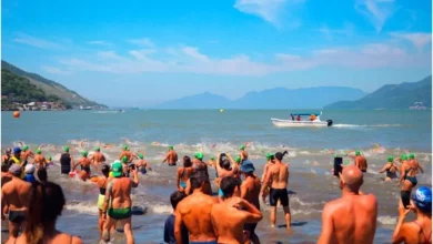 Atletas entrando no mar para uma das provas de natação