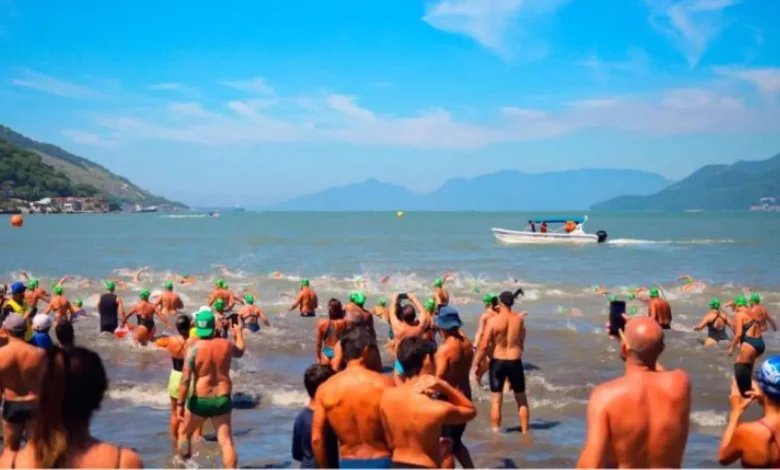 Atletas entrando no mar para uma das provas de natação