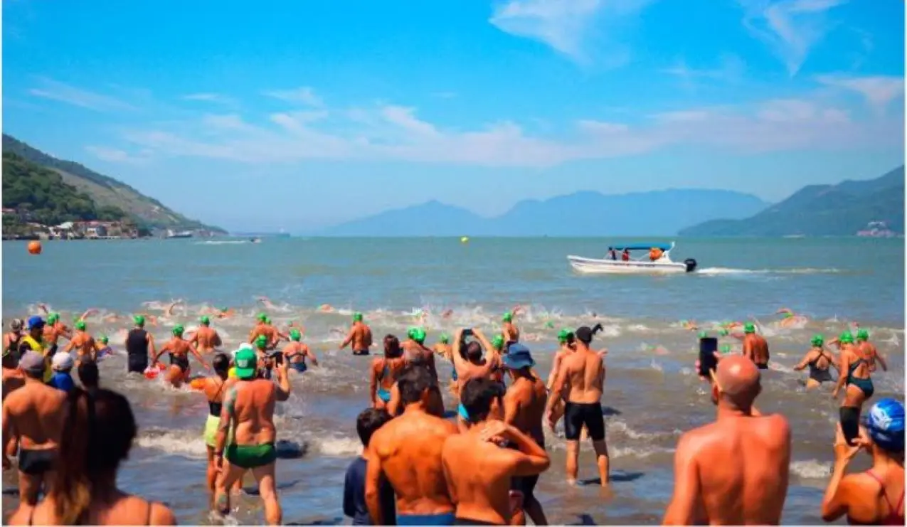 Atletas entrando no mar para uma das provas de natação