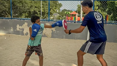 Aluno e professor treinando box