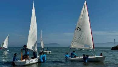 Alunos do projeto Grael durante aula em embarcação a vela