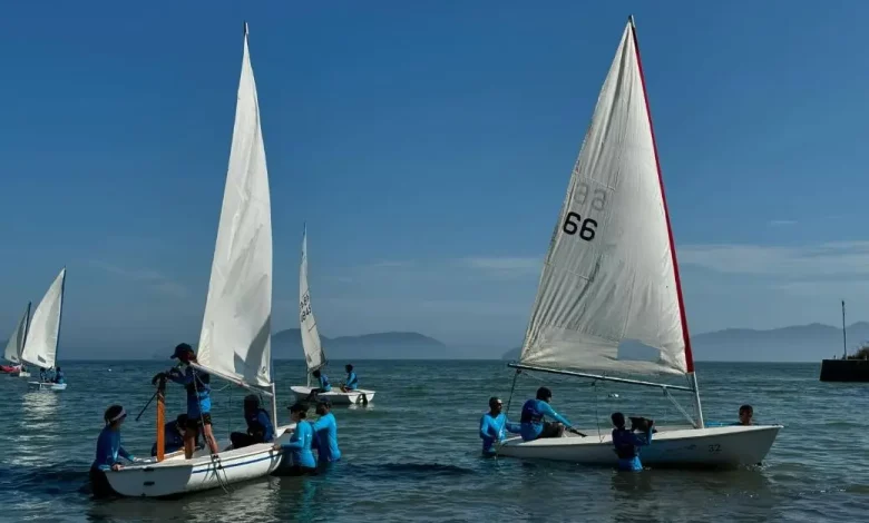 Alunos do projeto Grael durante aula em embarcação a vela