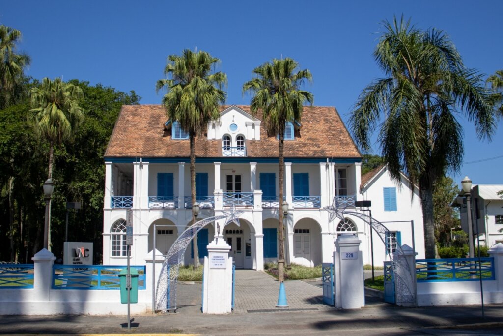 Fachado em branco com detalhes em azul do Museu Nacional de Imigração e Colonização em Joinville