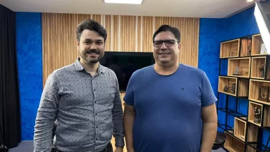 Entrevistador e entrevistado posando para foto