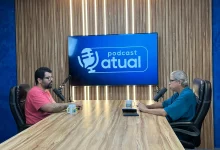 Entrevistador e entrevistado frente e frente