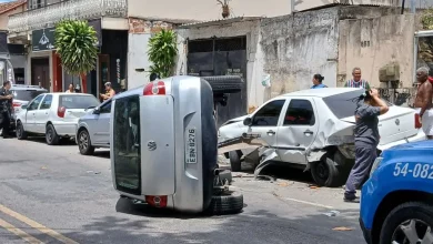 Carro tombada após colisão e veículo estacionado