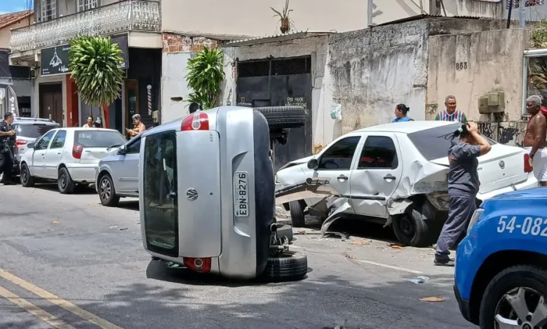 Carro tombada após colisão e veículo estacionado