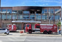 Carros do Corpo de Bombeiros em frente ao prédio incendiado