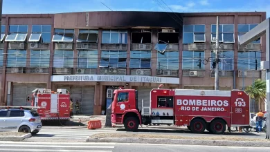 Carros do Corpo de Bombeiros em frente ao prédio incendiado