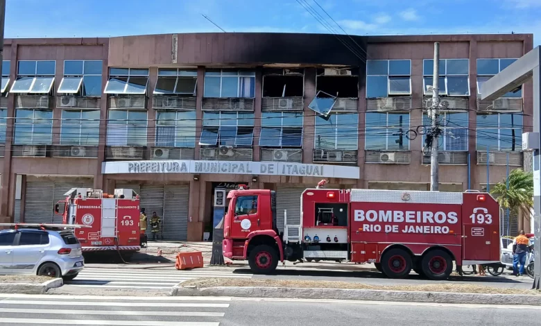 Carros do Corpo de Bombeiros em frente ao prédio incendiado