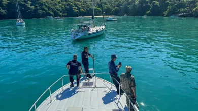 Agentes da Receita Federal, Polícia Federal e Marinha do Brasil durante a operação