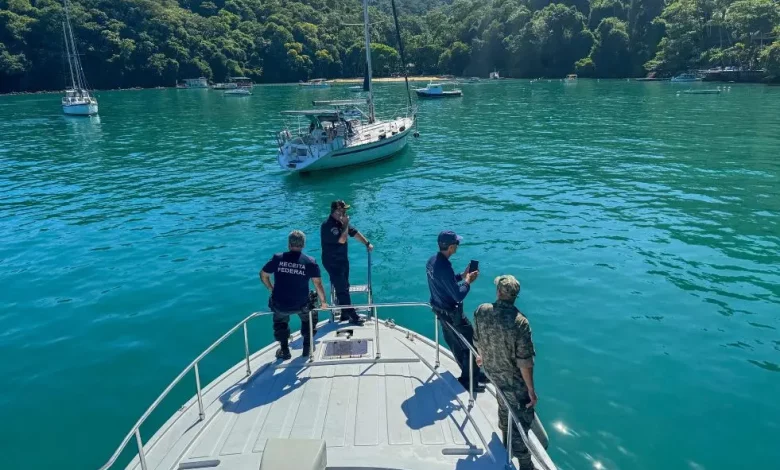 Agentes da Receita Federal, Polícia Federal e Marinha do Brasil durante a operação