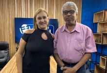 A entrevistada e o entrevistador posando para foto