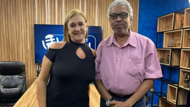 A entrevistada e o entrevistador posando para foto