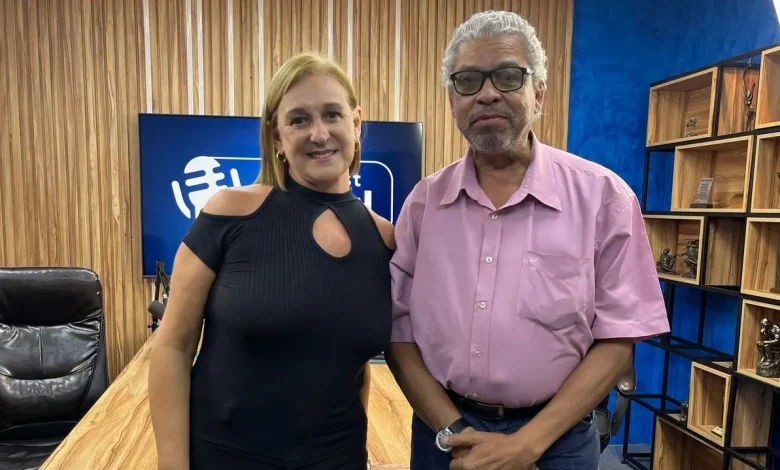 A entrevistada e o entrevistador posando para foto