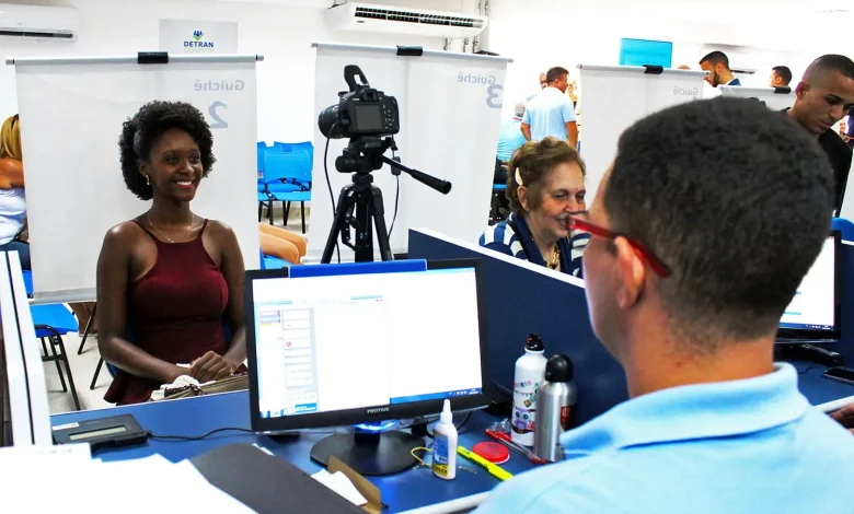 Mulher sendo fotografada para a retirada de documento