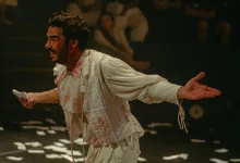 Ator interpretando no palco