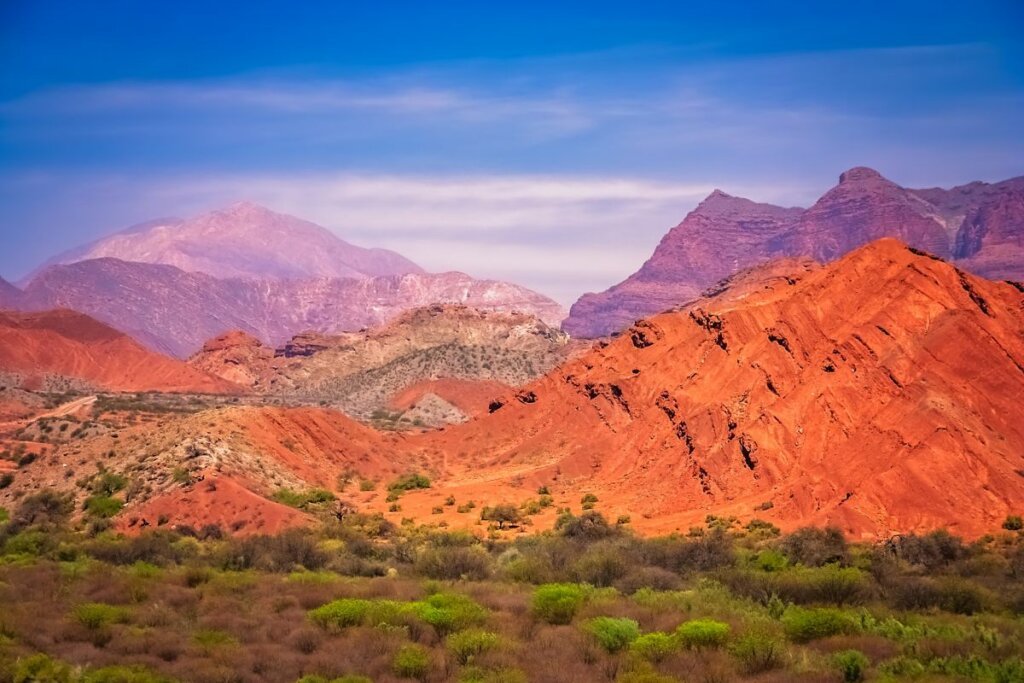 Montanhas rochosas na cor laranja em Salta 