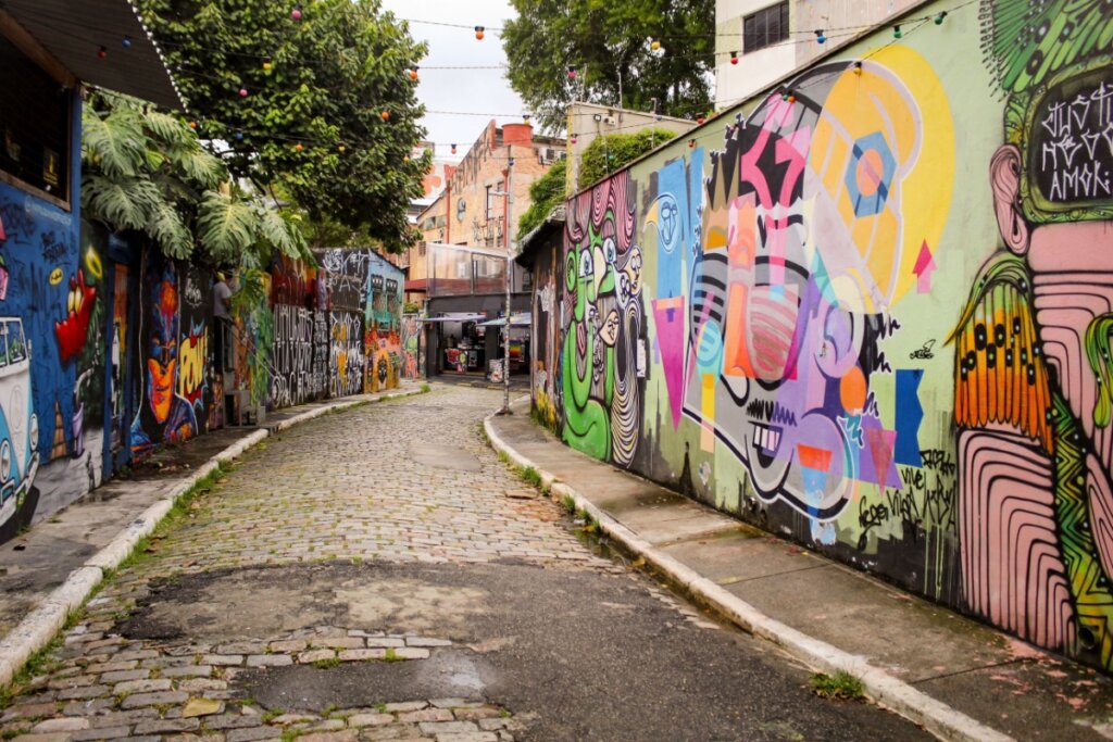 Imagem das paredes grafitadas do beco do Batman em São Paulo