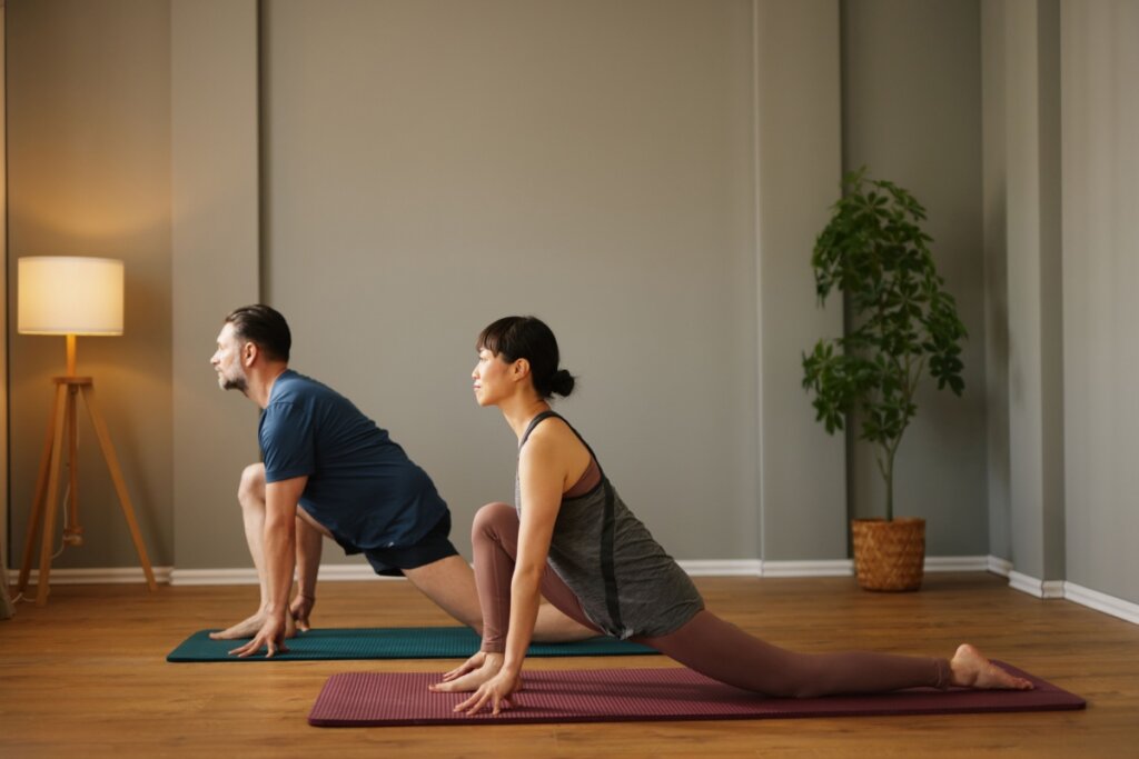 Casal praticando yoga em estúdio