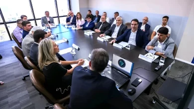 Na foto, em torno de uma mesa oval, autoridades, representantes empresariais e especialistas debatem estratégias para incentivar a sustentabilidade e o desenvolvimento econômico nos municípios litorâneos