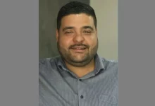 Diretor clínica assassinado em Seropédica / Jeffseron Barbosa está de blusa social cinza, usando barba e bigode na foto estilo formato 3x4