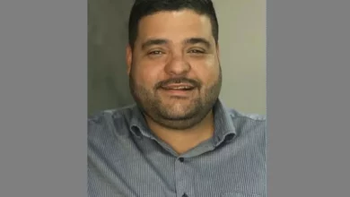 Diretor clínica assassinado em Seropédica / Jeffseron Barbosa está de blusa social cinza, usando barba e bigode na foto estilo formato 3x4