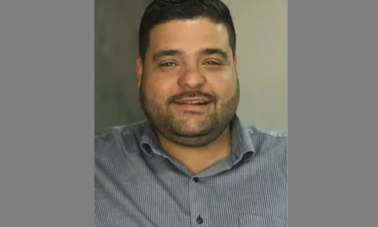 Diretor clínica assassinado em Seropédica / Jeffseron Barbosa está de blusa social cinza, usando barba e bigode na foto estilo formato 3x4