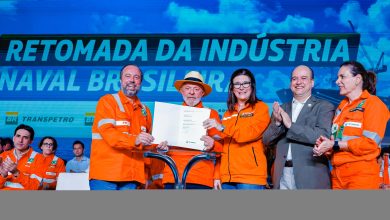 Foto do Presidente da República, Luiz Inácio Lula da Silva, com ministro ao lado do ministro de Minas e Energia, Alexandre Silveira, da presidente da Petrobras, Magda Chambriard, e outras persoanlidades