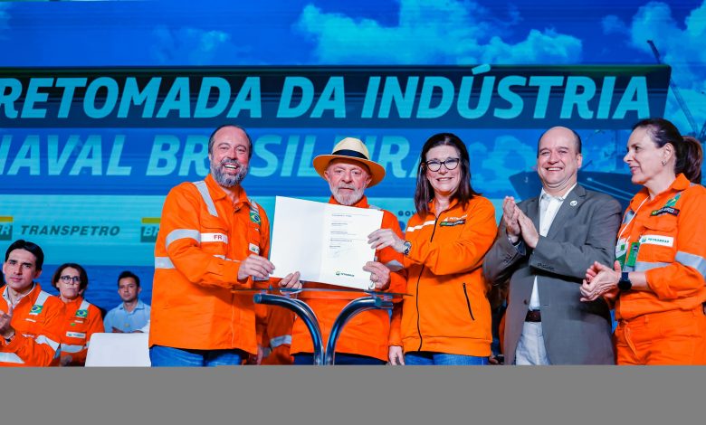 Foto do Presidente da República, Luiz Inácio Lula da Silva, com ministro ao lado do ministro de Minas e Energia, Alexandre Silveira, da presidente da Petrobras, Magda Chambriard, e outras persoanlidades