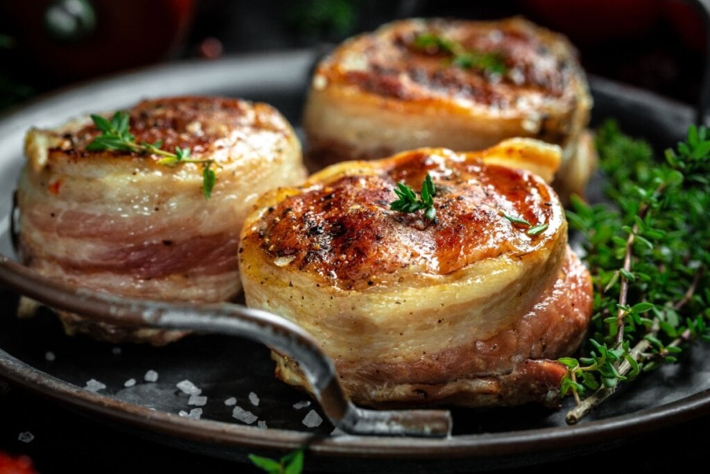 Medalhão de filé mignon grelhado com bacon servido em travessa de ferro 