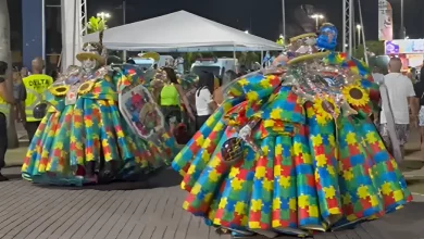 Bate-bolas autismo Carnaval / foto mostra dois bate-bolas com a fantasia típica, que está seguindo a identidade visual que identifica o portador do aspecto autista