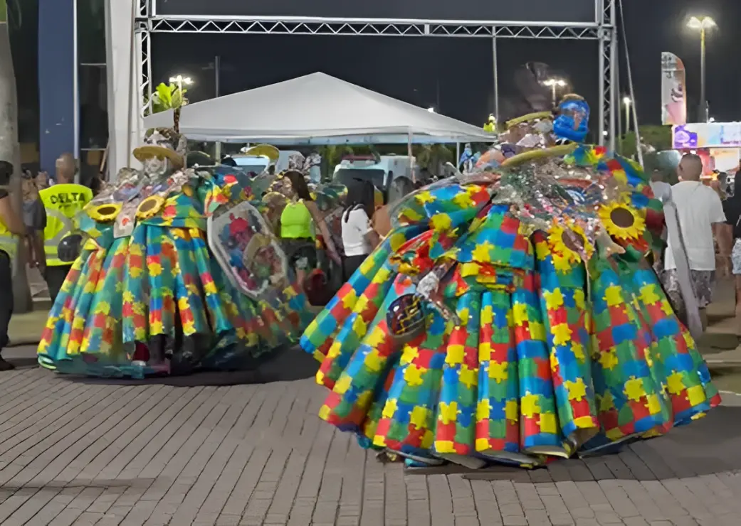 Bate-bolas autismo Carnaval / foto mostra dois bate-bolas com a fantasia típica, que está seguindo a identidade visual que identifica o portador do aspecto autista