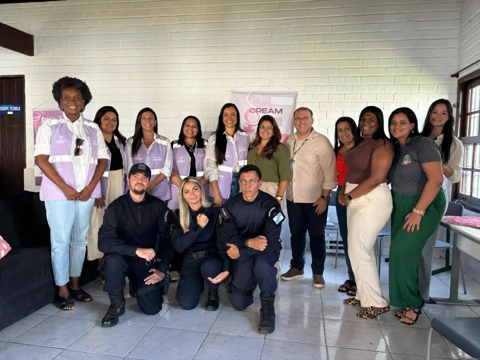 Equipe do CREAM Mangaratiba posa com os representantes da Secretaria da Mulher de Seropédica