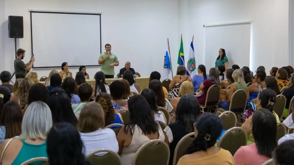Prefeito Luiz Cláudio Ribeiro discursa durante o evento