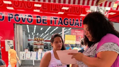 Mulheres recebem atendimento e orientações durante ação