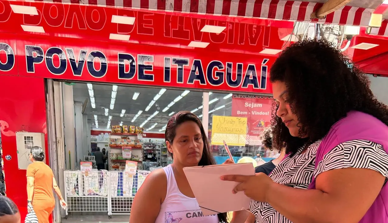 Mulheres recebem atendimento e orientações durante ação