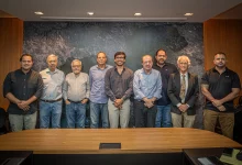 Assessores e interlocutores do prefeito posando com ele para foto