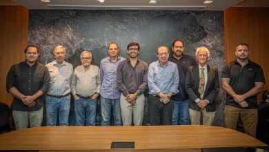 Assessores e interlocutores do prefeito posando com ele para foto