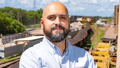 O diretor do Porto Sudeste posando para foto