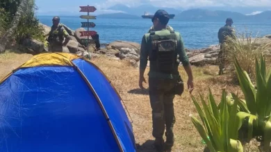 Agentes da Operação Verão desmontam acampamento irregular na Ilha da Vigia Pequena