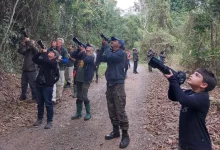 Passarinheiros fotografando espécies no Parque Estadual Cunhambebe