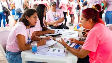 Mulheres recebem atendimento e orientações durante ação