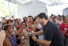 O prefeito de Mangaratiba, Luiz Claudio Ribeiro, entrega rosas às mulheres durante o evento "Pra Elas"