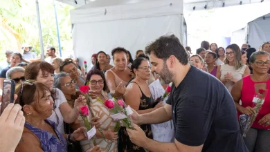 O prefeito de Mangaratiba, Luiz Claudio Ribeiro, entrega rosas às mulheres durante o evento "Pra Elas"