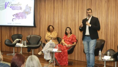 Presidente da RioFilme fazendo um discurso no palco