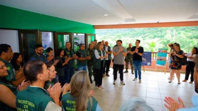 Prefeito Luiz Cláudio, servidores e representantes da Secretaria Municipal de Meio Ambiente e Mudanças Climáticas