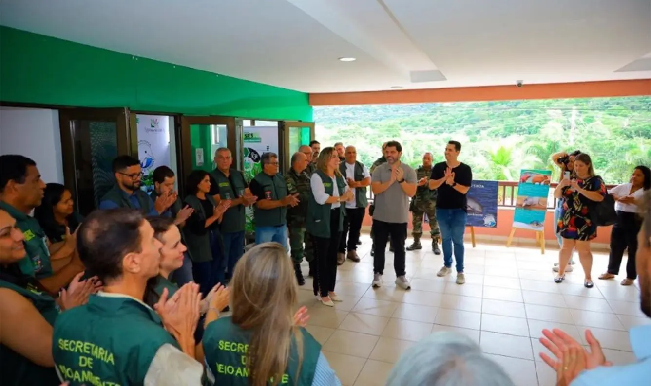 Prefeito Luiz Cláudio, servidores e representantes da Secretaria Municipal de Meio Ambiente e Mudanças Climáticas