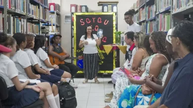 Público acompanha apresentação literária