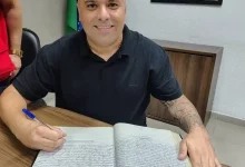 O vereador assinando o Termo de Posse